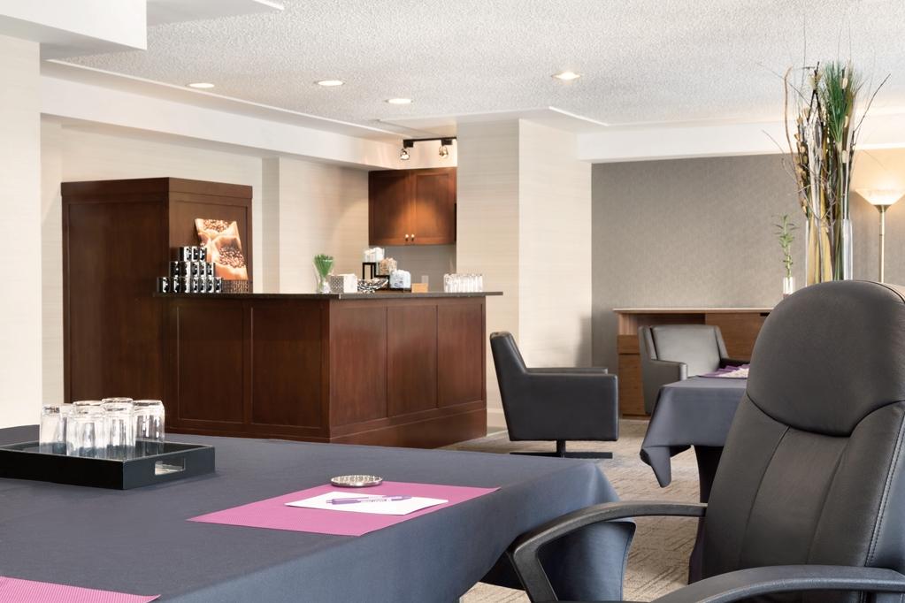 Coast Edmonton Plaza Hotel By Apa Restoran foto