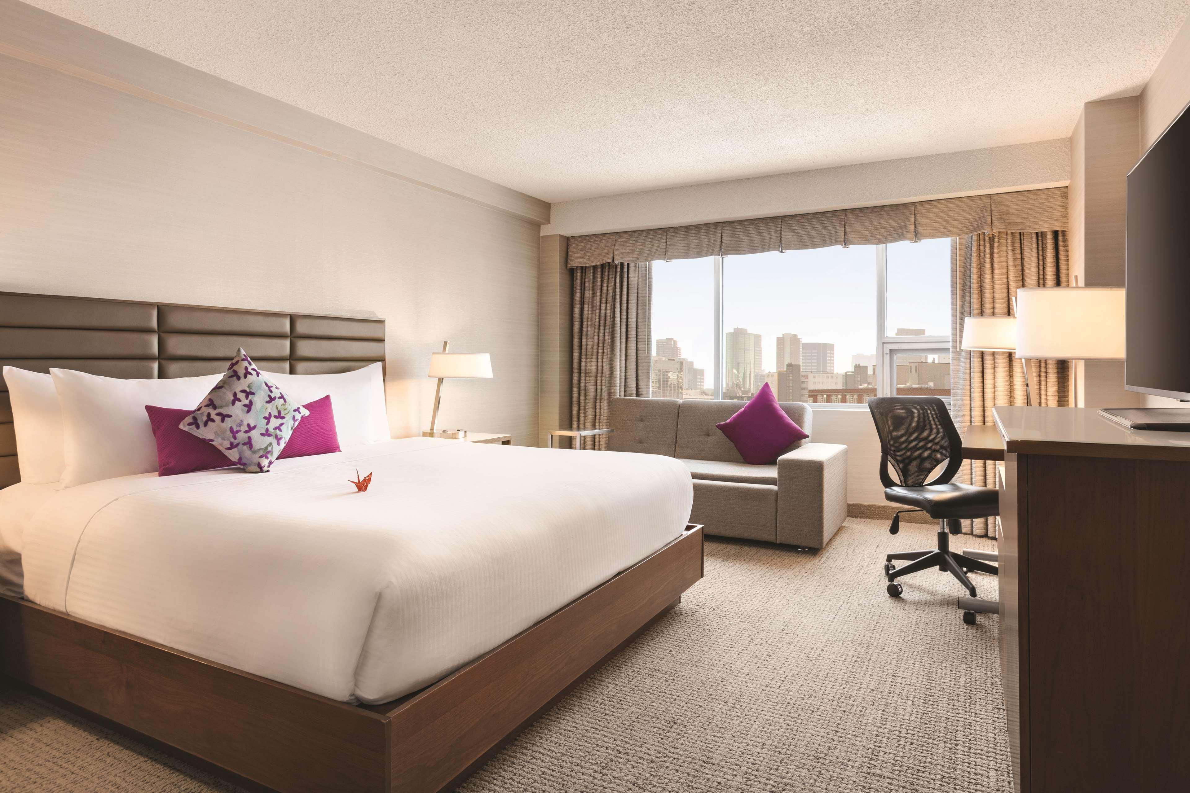 Coast Edmonton Plaza Hotel By Apa Bagian luar foto