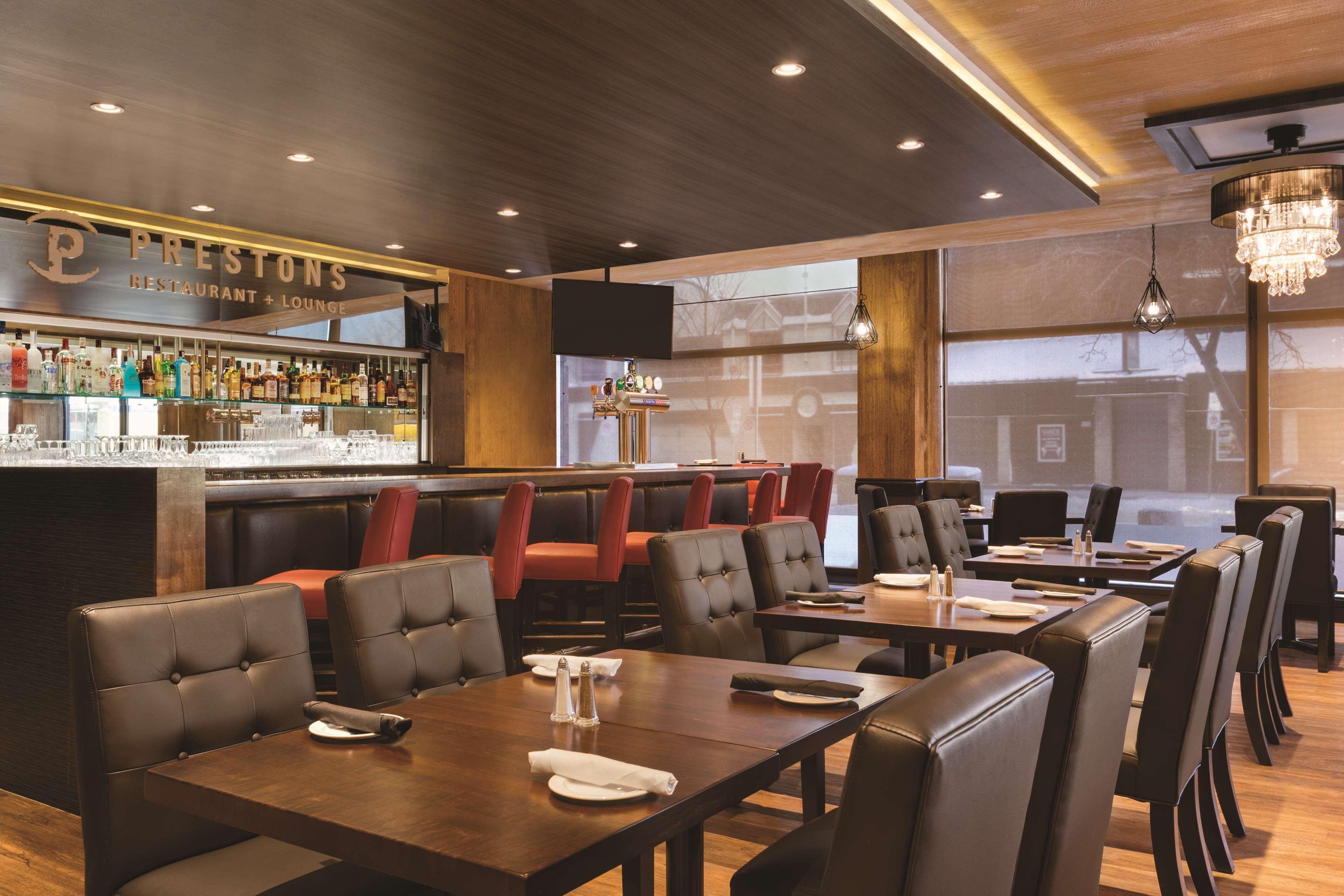 Coast Edmonton Plaza Hotel By Apa Bagian luar foto