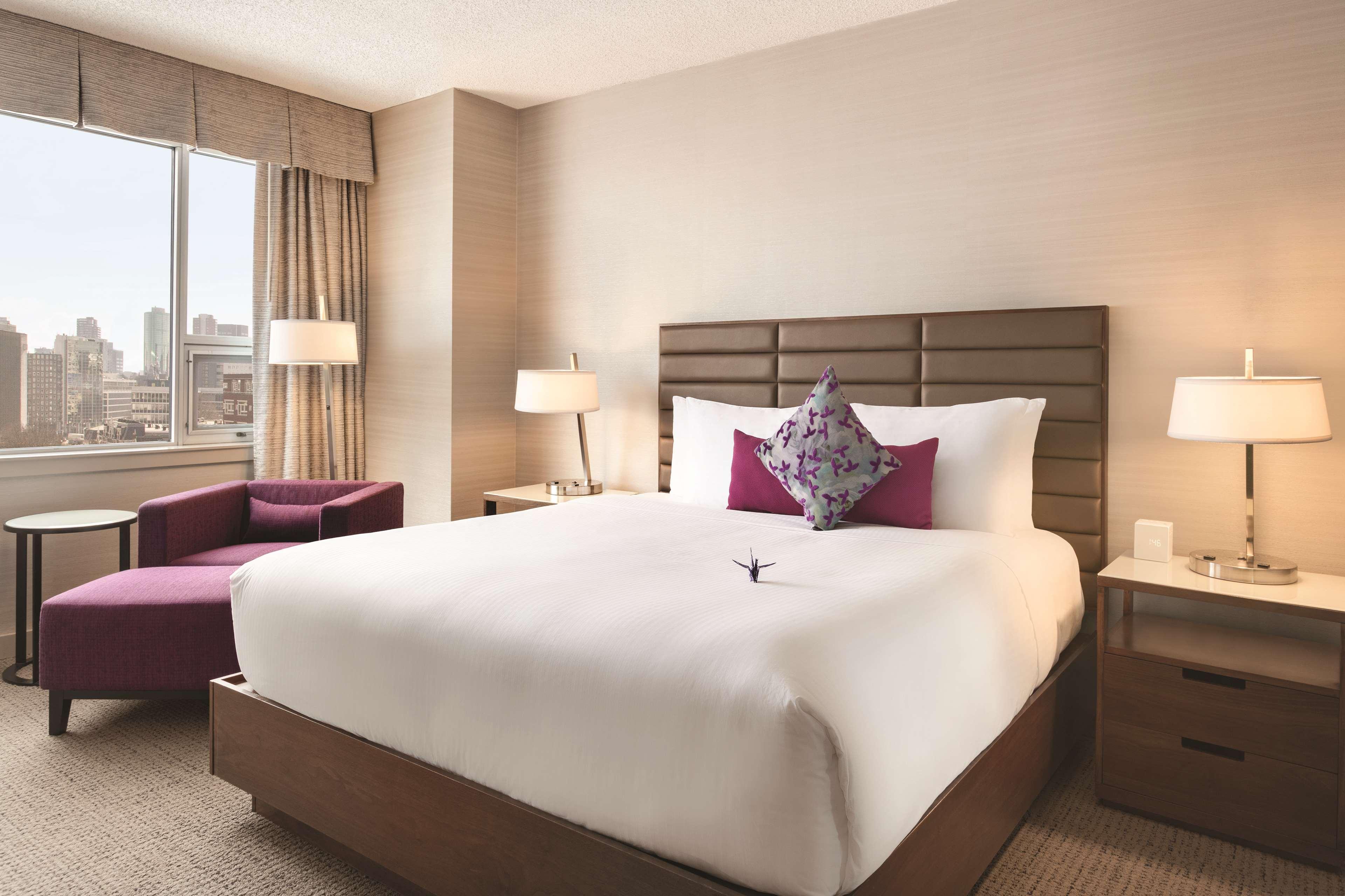 Coast Edmonton Plaza Hotel By Apa Bagian luar foto