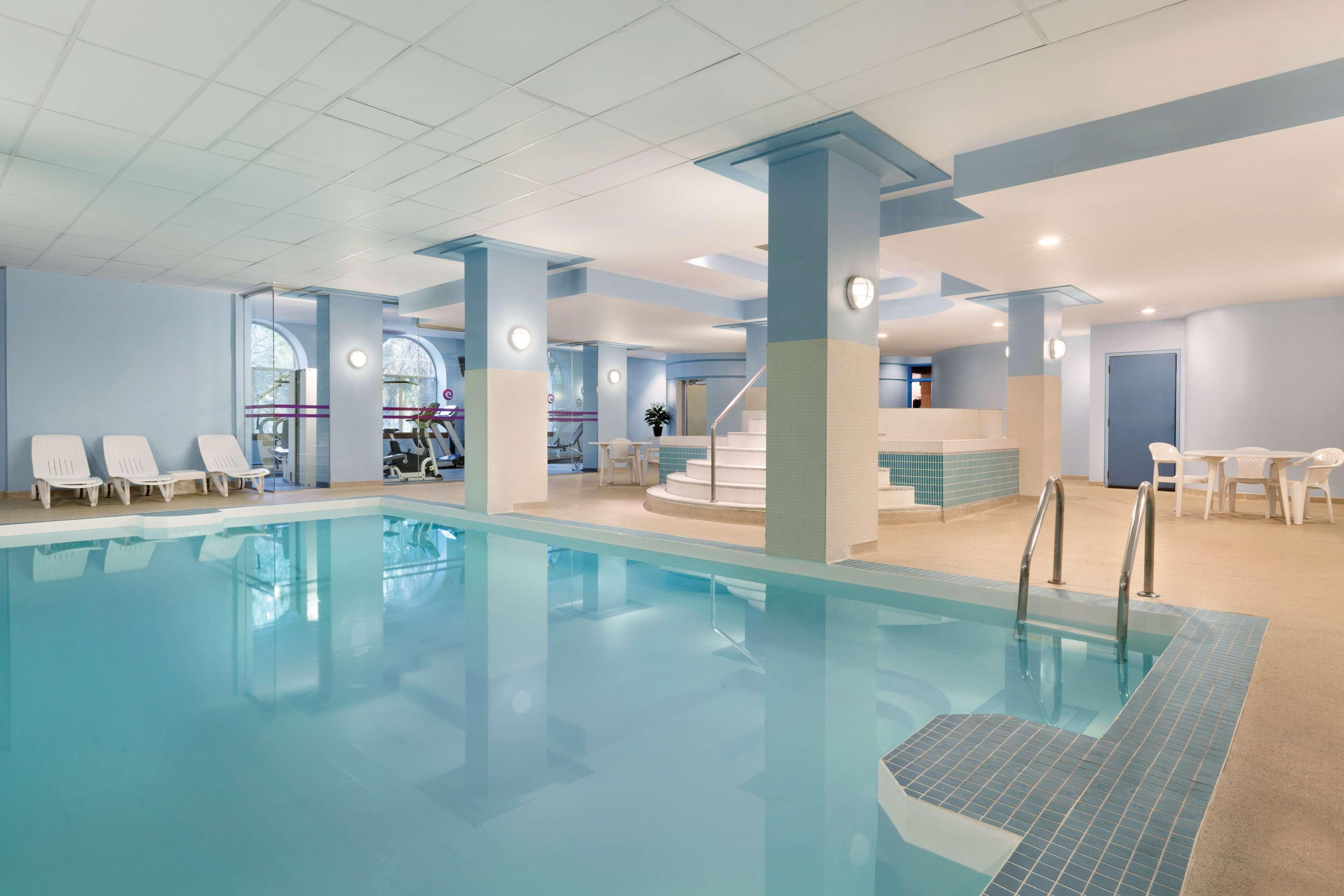 Coast Edmonton Plaza Hotel By Apa Bagian luar foto