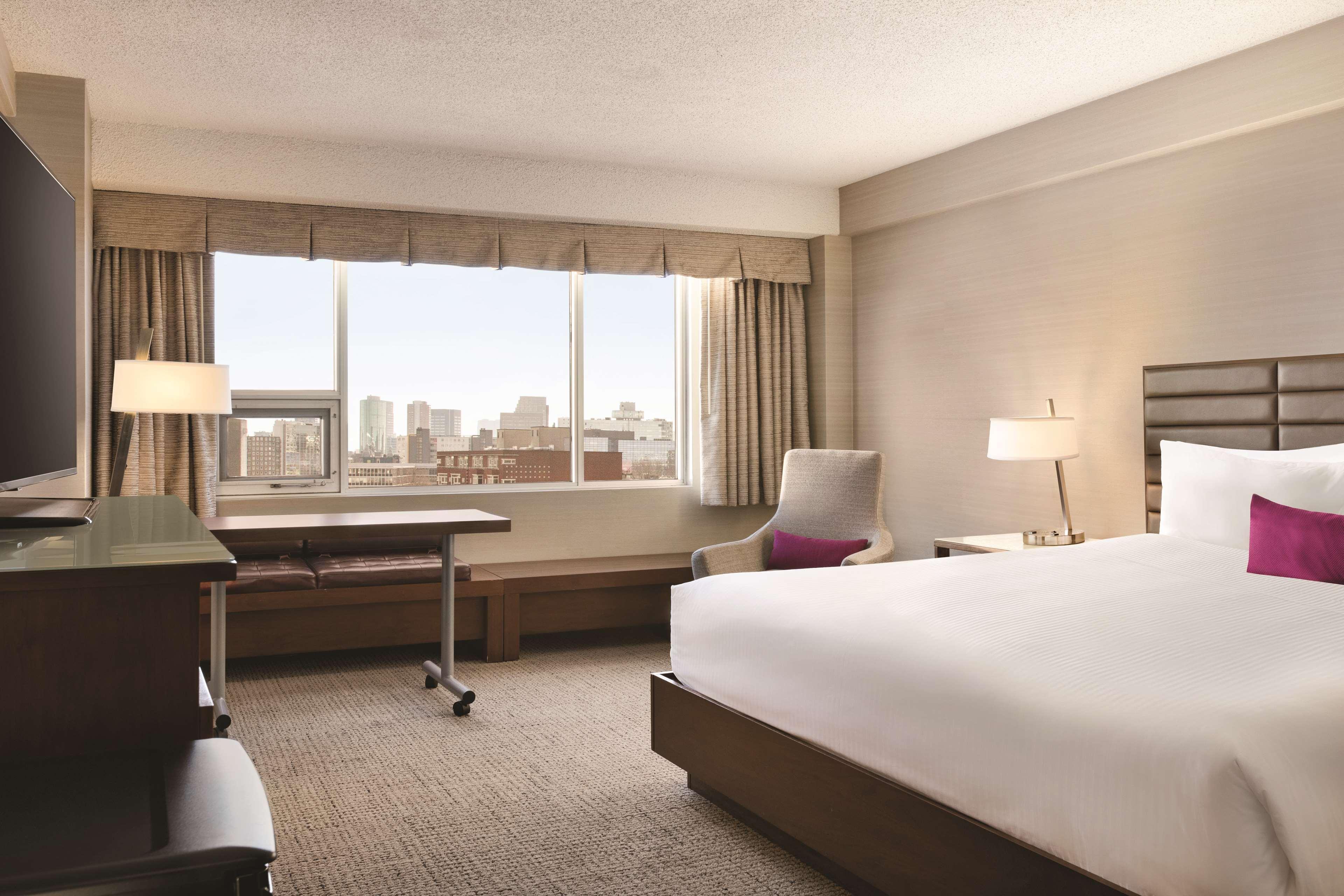 Coast Edmonton Plaza Hotel By Apa Bagian luar foto
