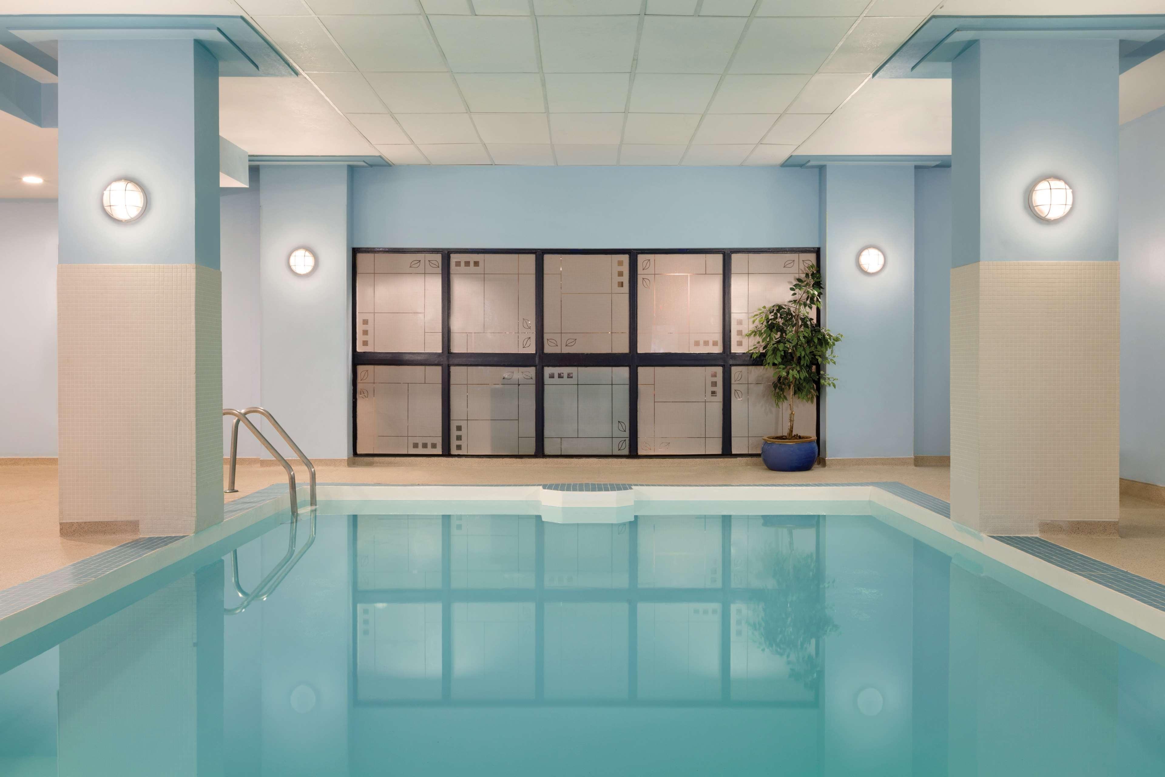 Coast Edmonton Plaza Hotel By Apa Bagian luar foto