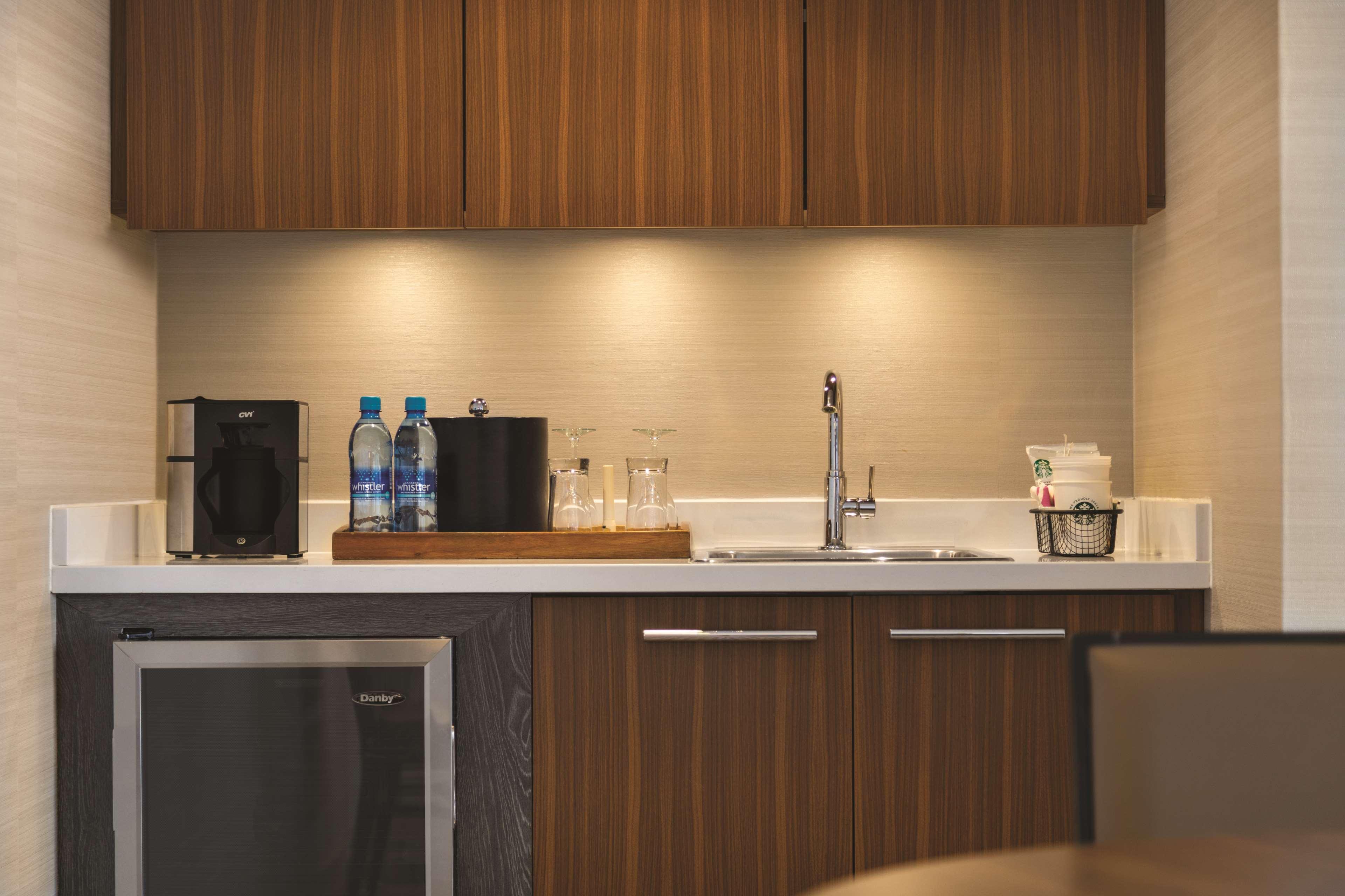 Coast Edmonton Plaza Hotel By Apa Bagian luar foto