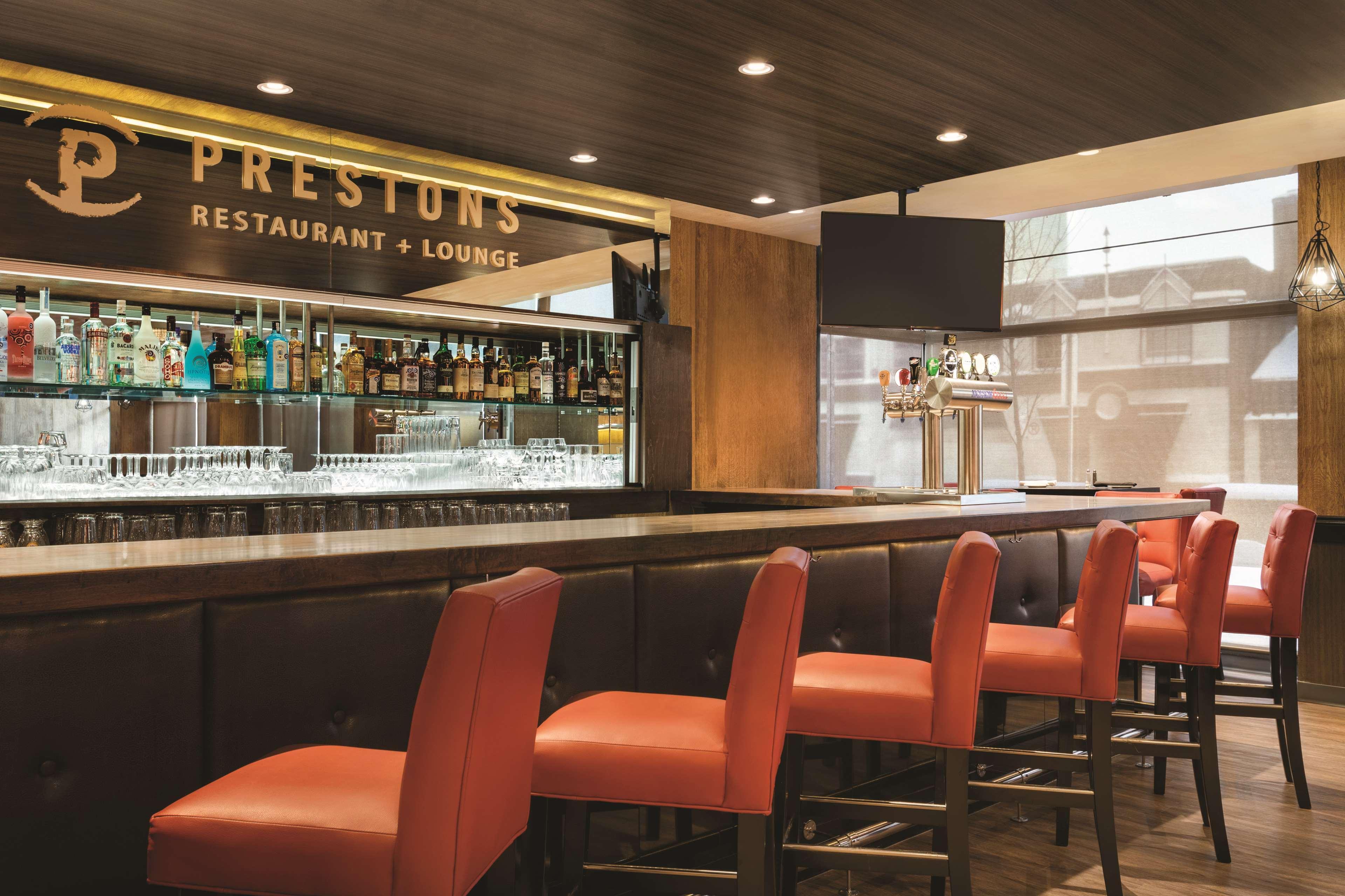 Coast Edmonton Plaza Hotel By Apa Bagian luar foto