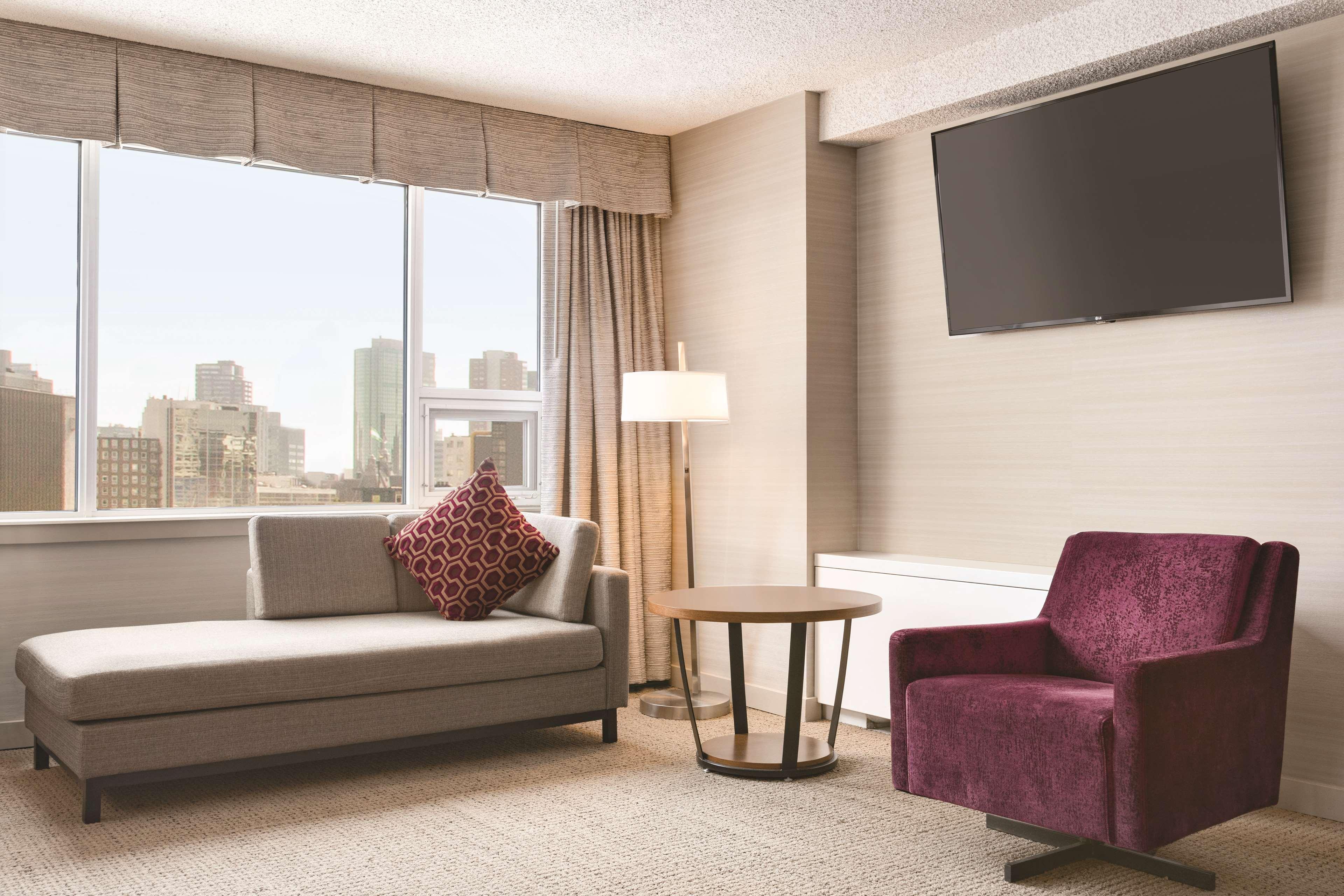 Coast Edmonton Plaza Hotel By Apa Bagian luar foto