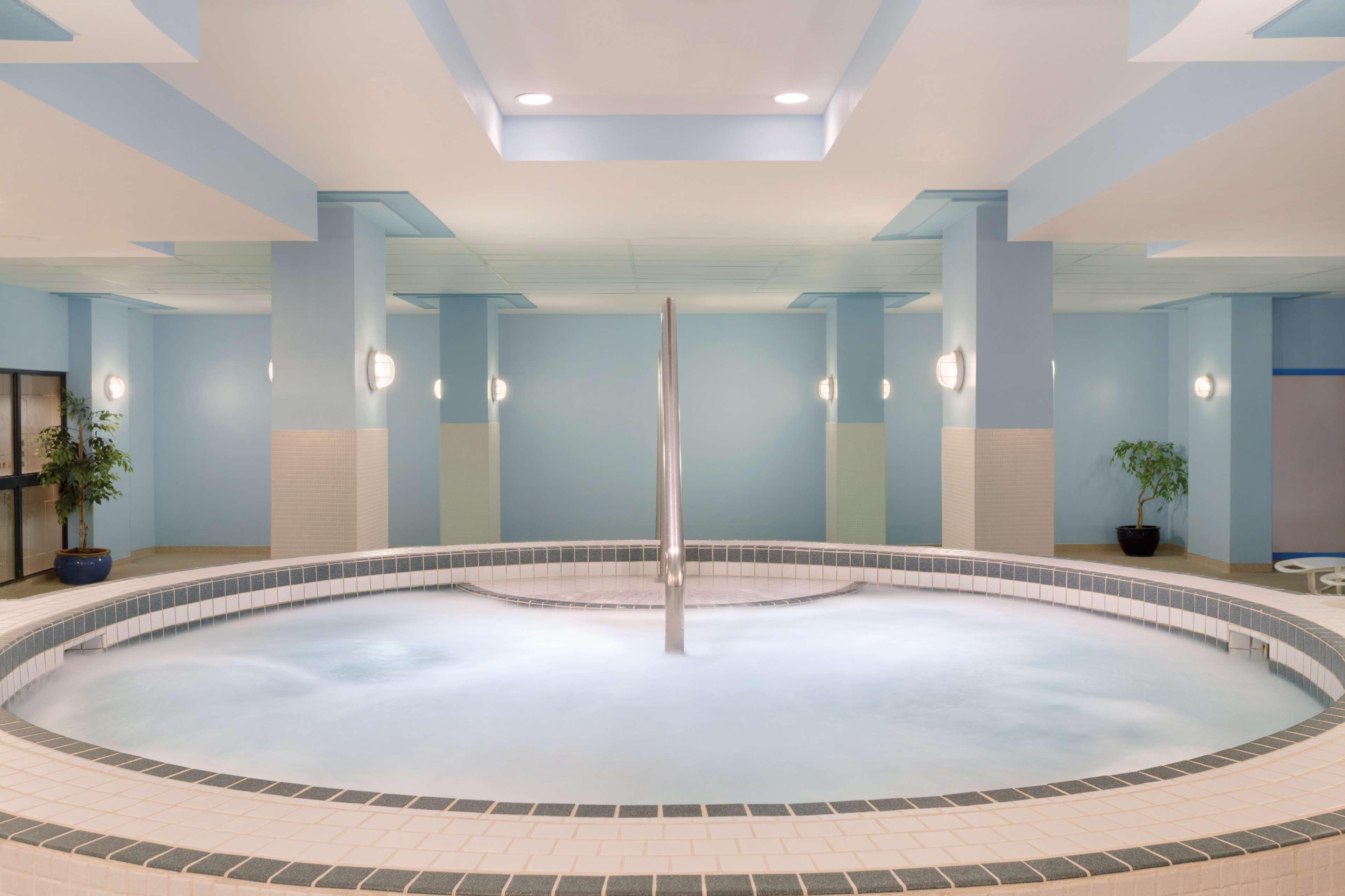 Coast Edmonton Plaza Hotel By Apa Bagian luar foto