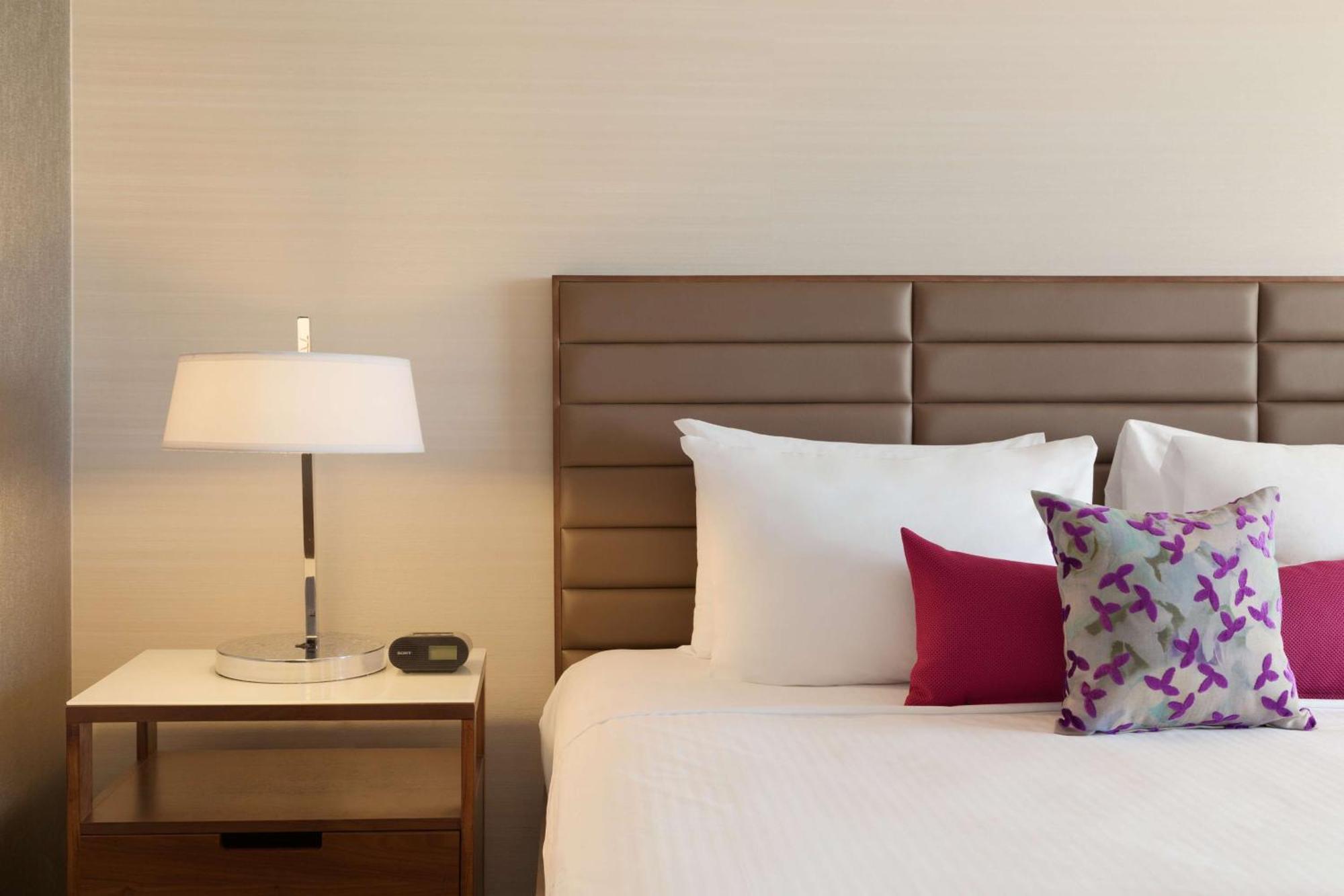 Coast Edmonton Plaza Hotel By Apa Bagian luar foto