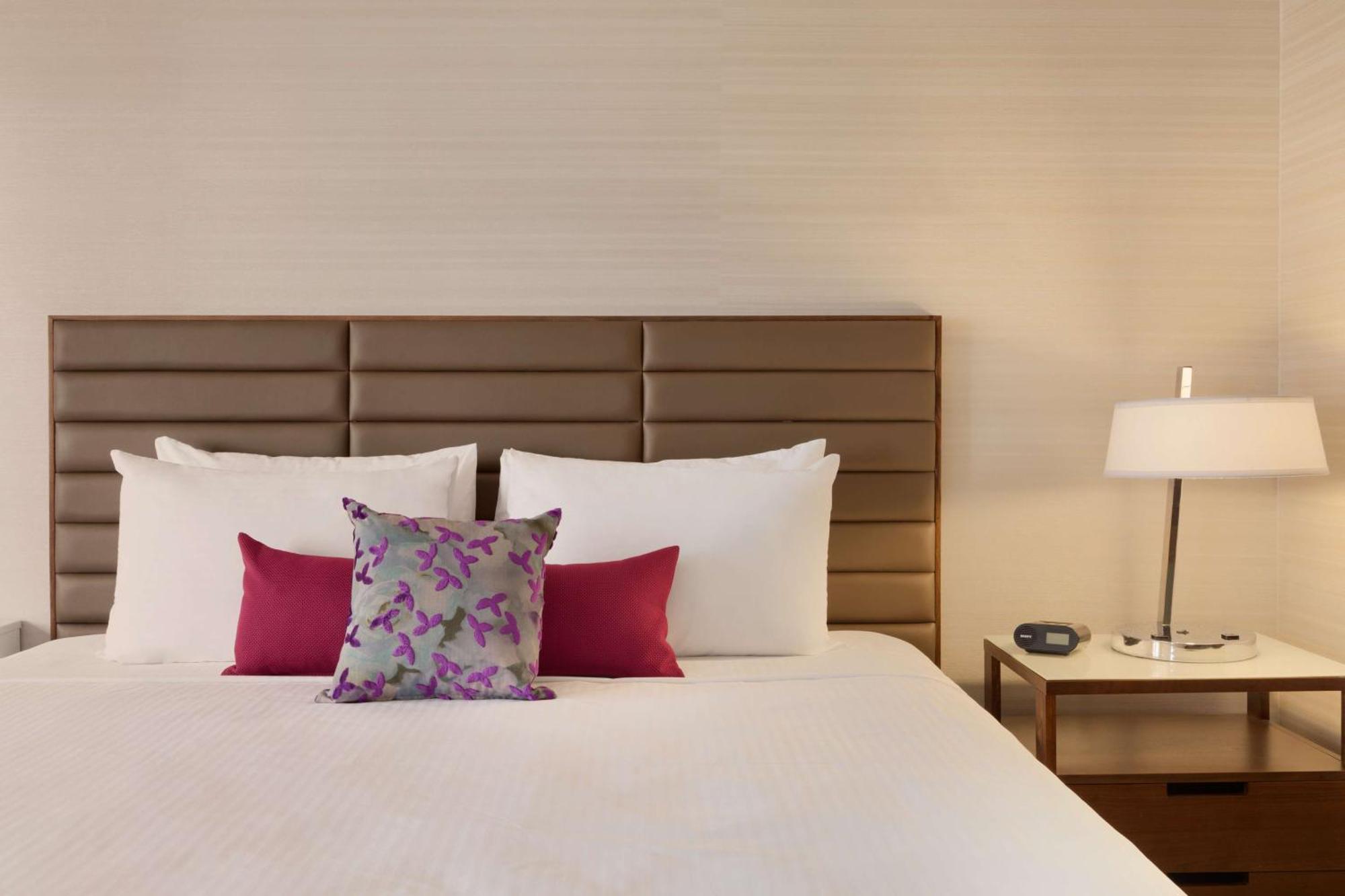 Coast Edmonton Plaza Hotel By Apa Bagian luar foto