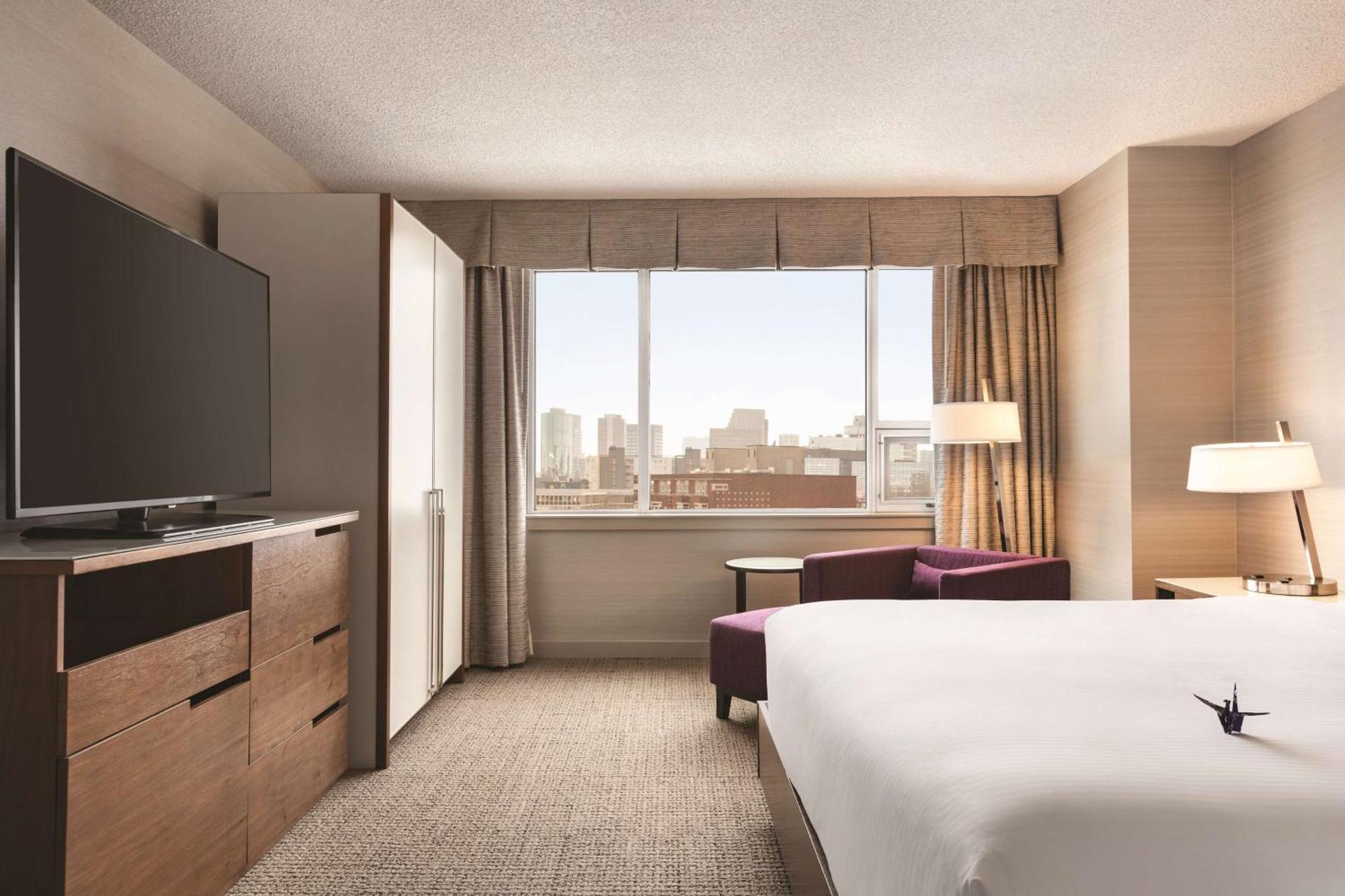 Coast Edmonton Plaza Hotel By Apa Bagian luar foto