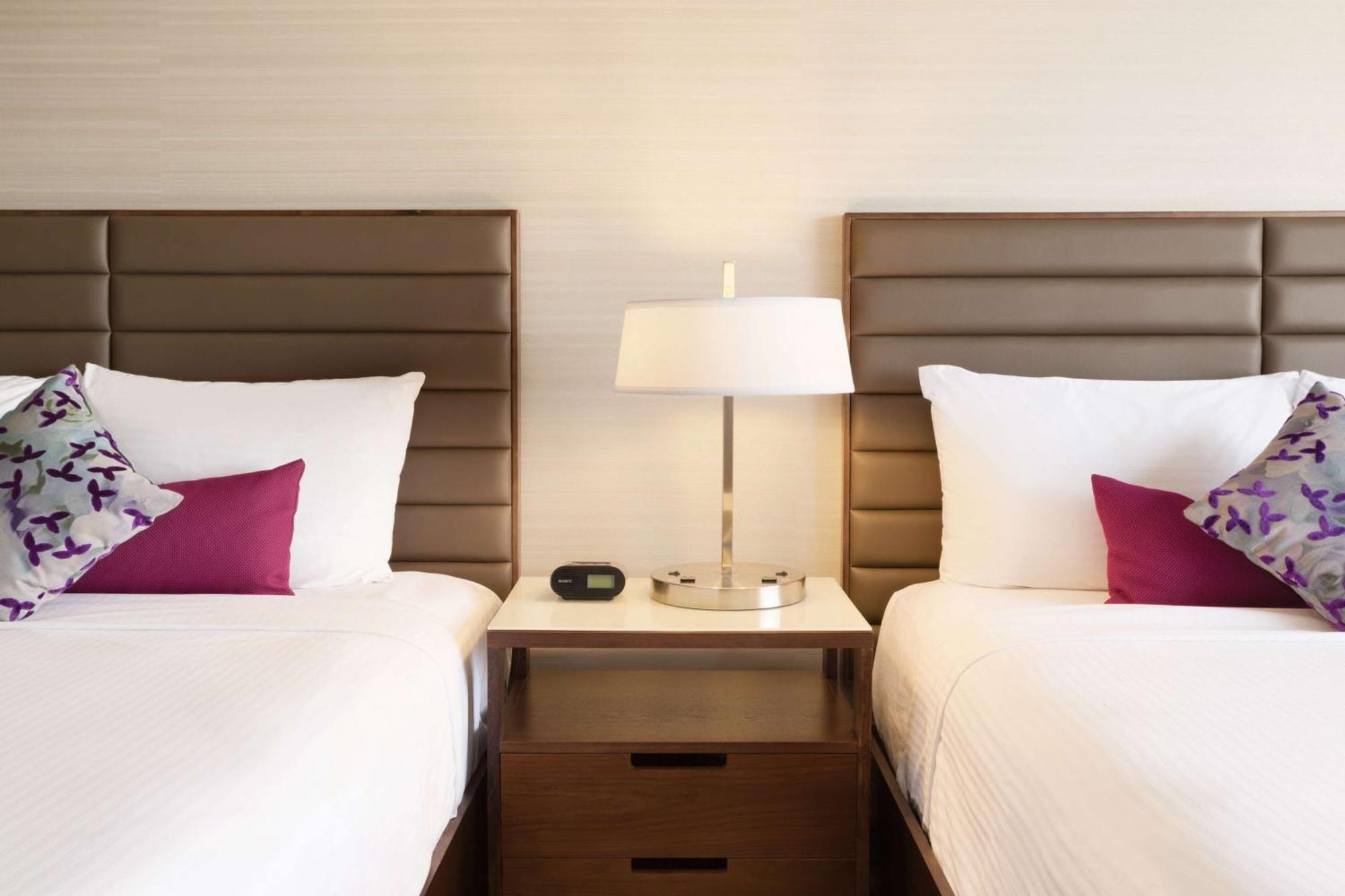 Coast Edmonton Plaza Hotel By Apa Bagian luar foto