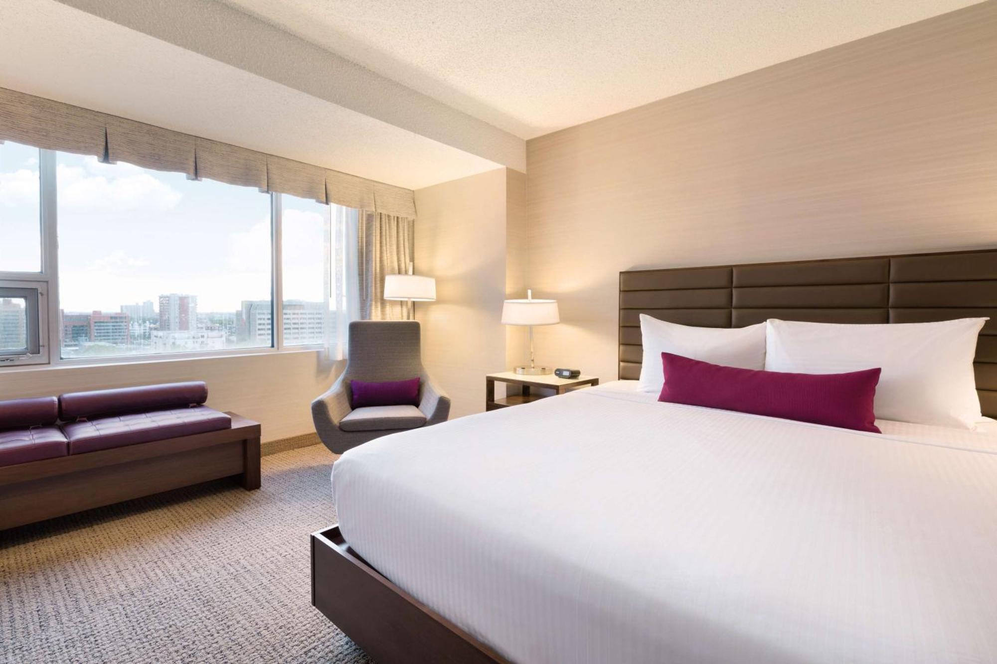 Coast Edmonton Plaza Hotel By Apa Bagian luar foto