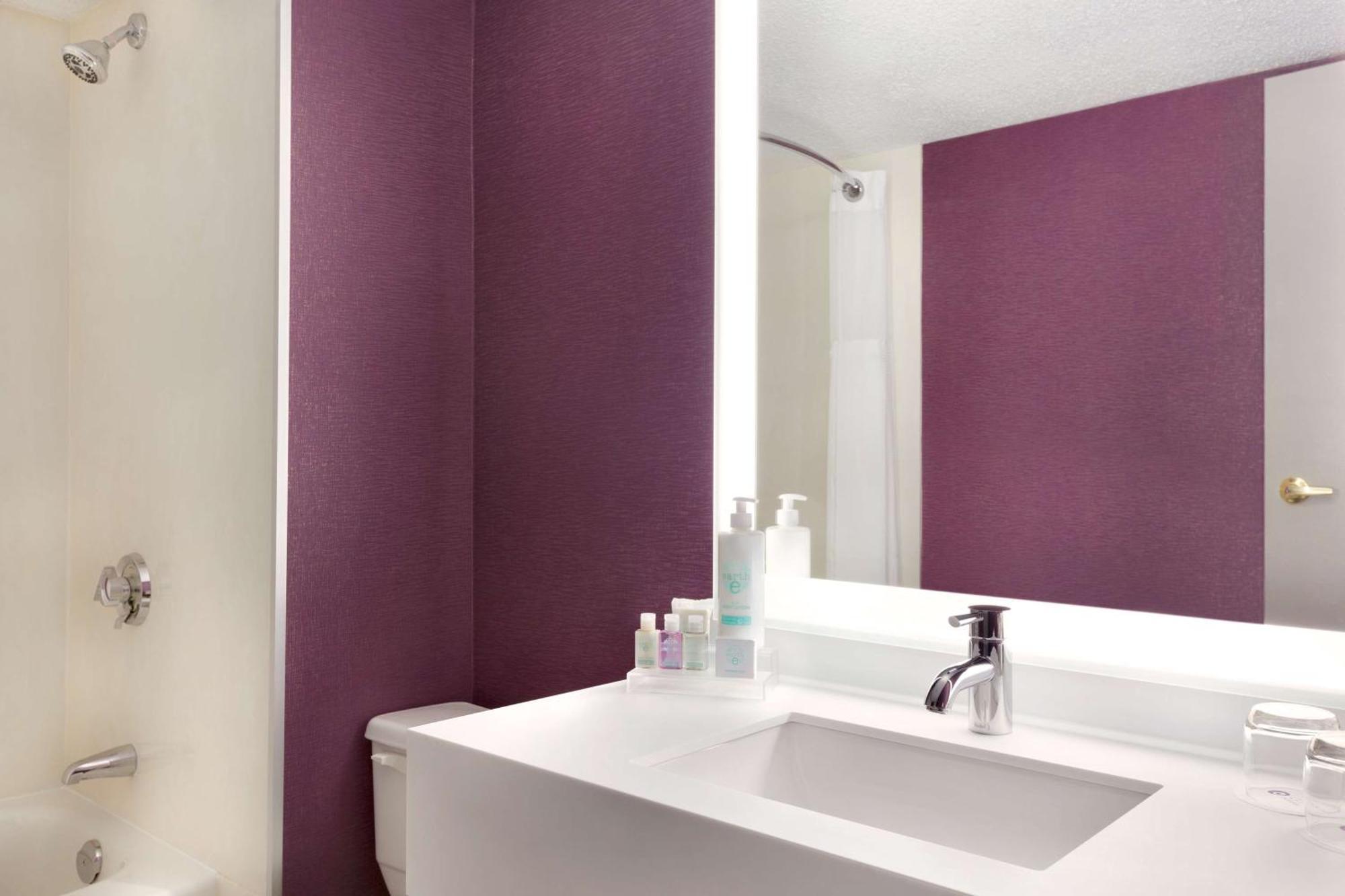Coast Edmonton Plaza Hotel By Apa Bagian luar foto