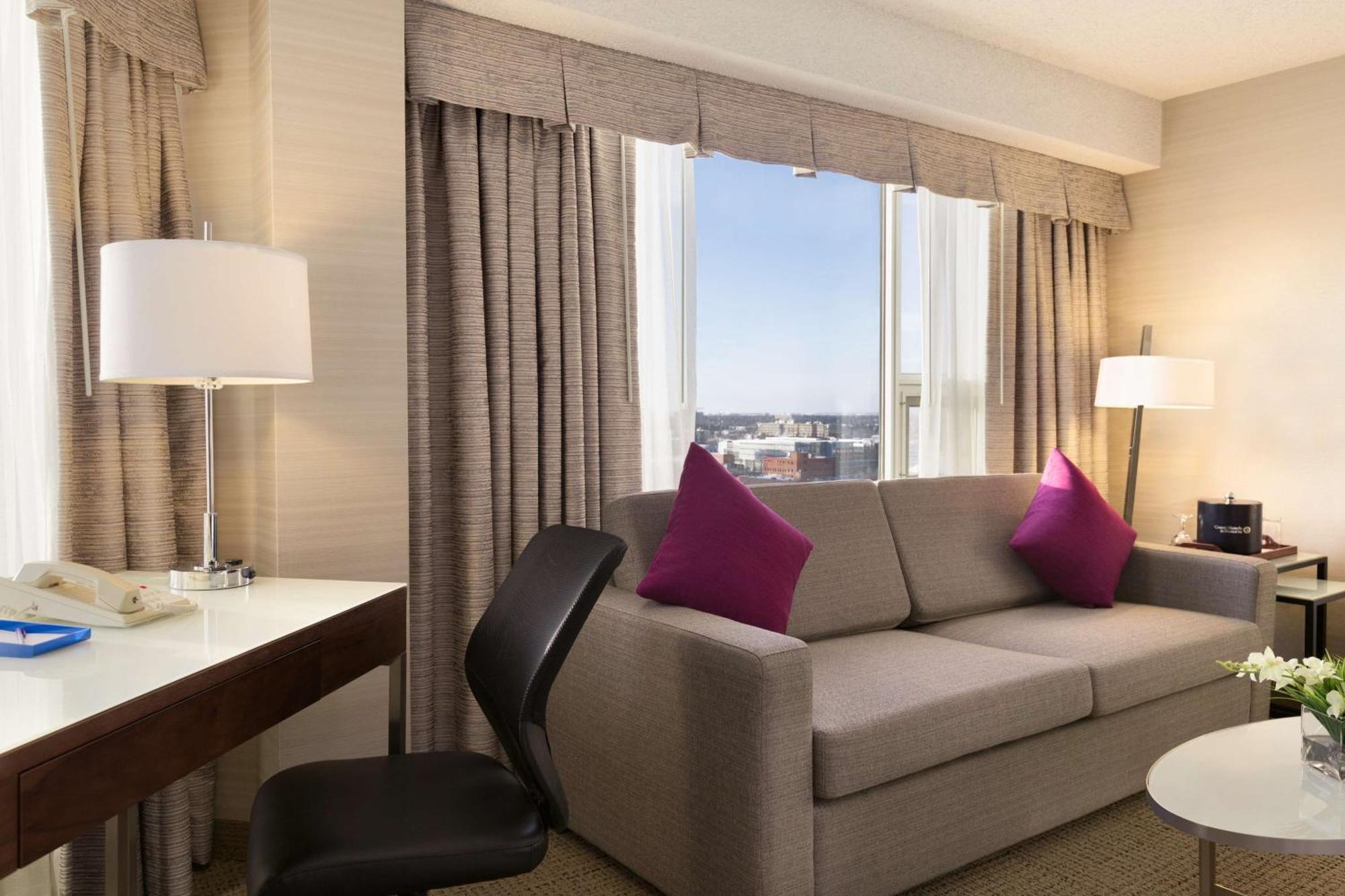 Coast Edmonton Plaza Hotel By Apa Bagian luar foto