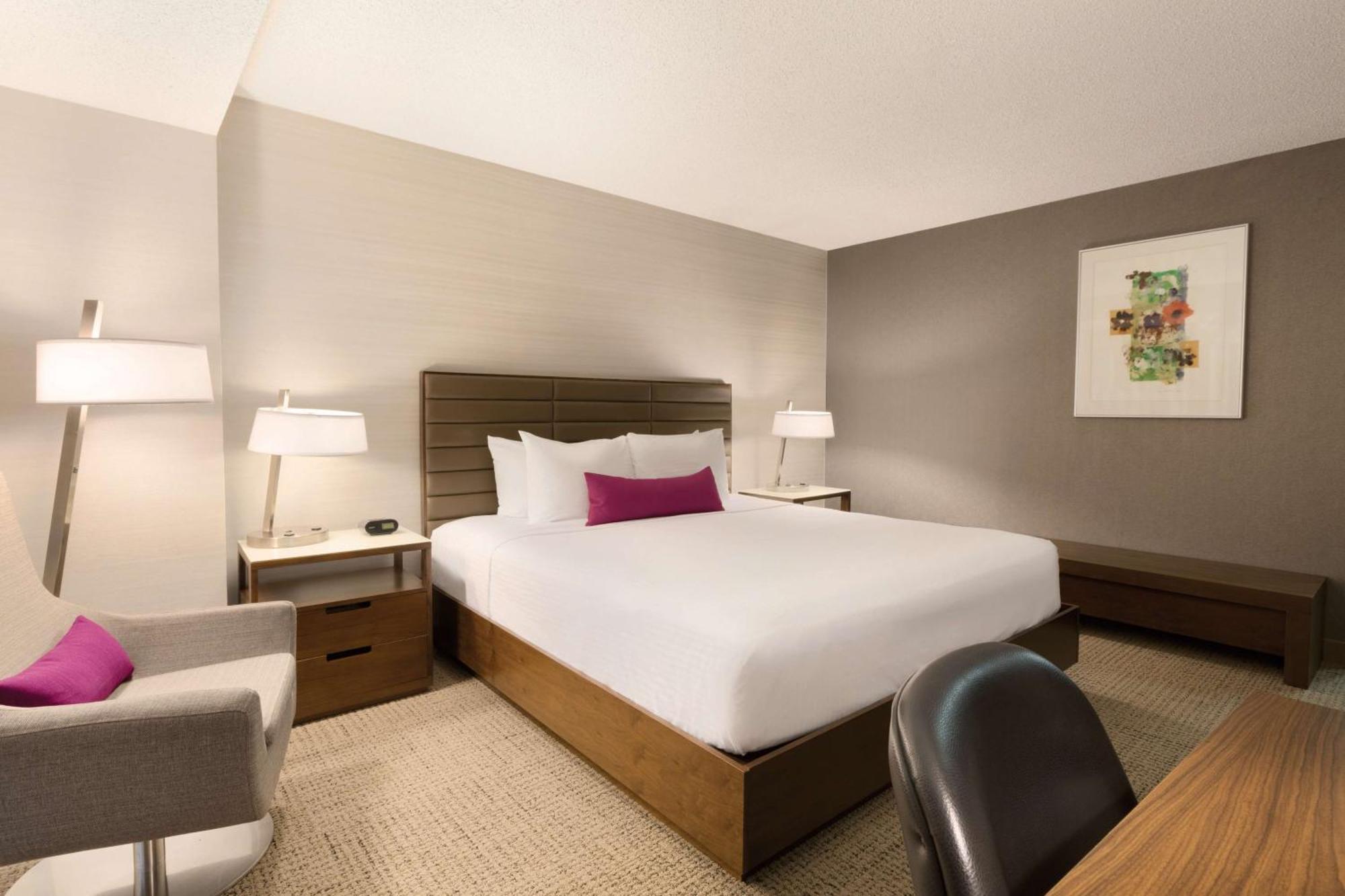 Coast Edmonton Plaza Hotel By Apa Bagian luar foto