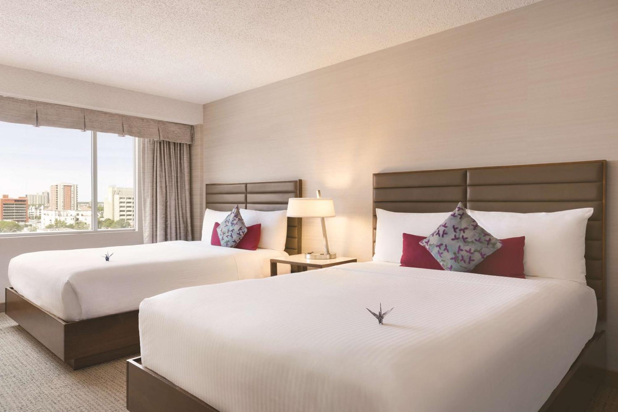 Coast Edmonton Plaza Hotel By Apa Bagian luar foto