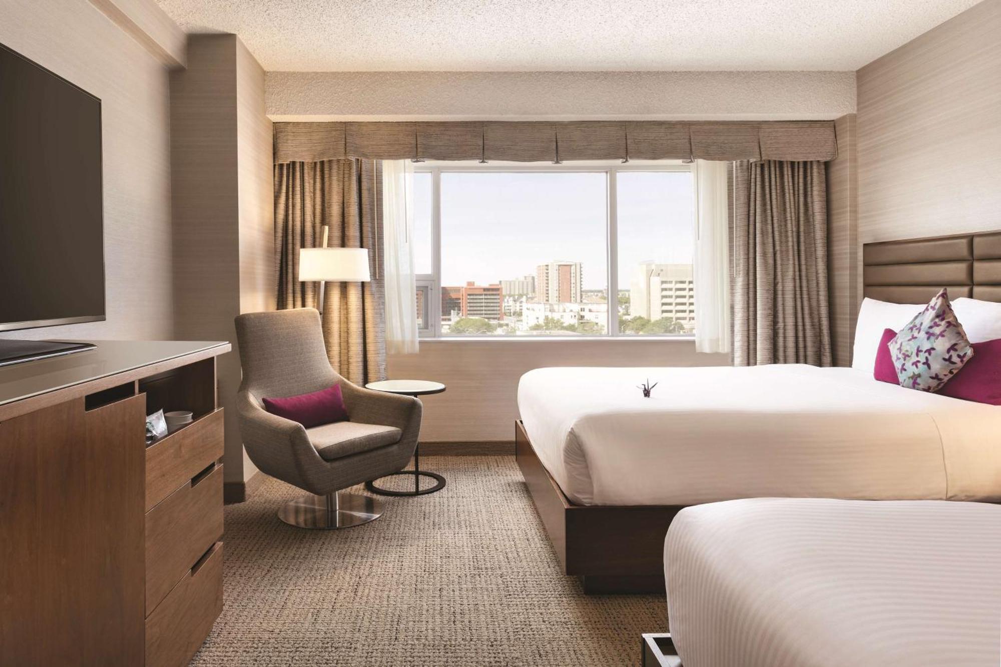 Coast Edmonton Plaza Hotel By Apa Bagian luar foto