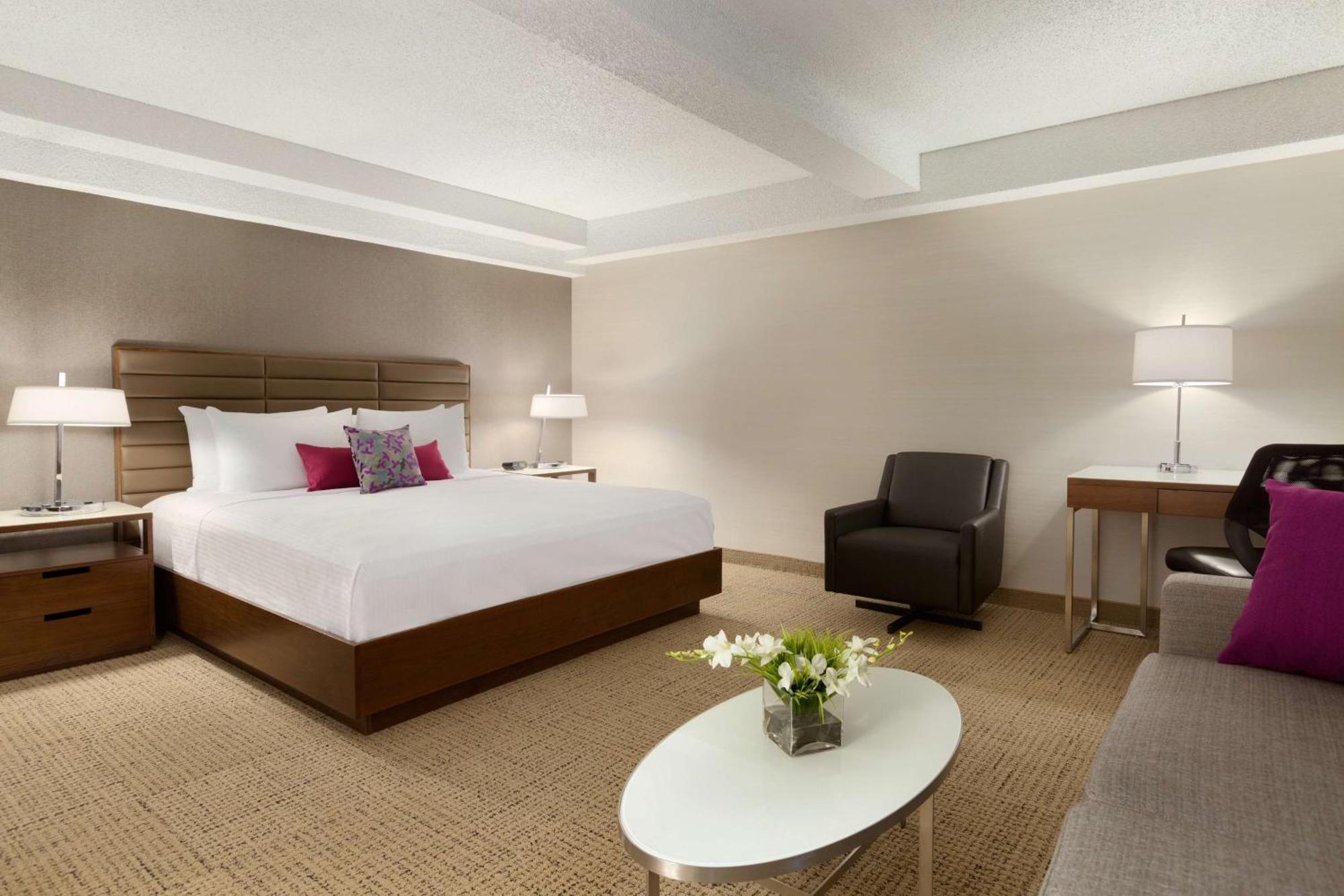 Coast Edmonton Plaza Hotel By Apa Bagian luar foto