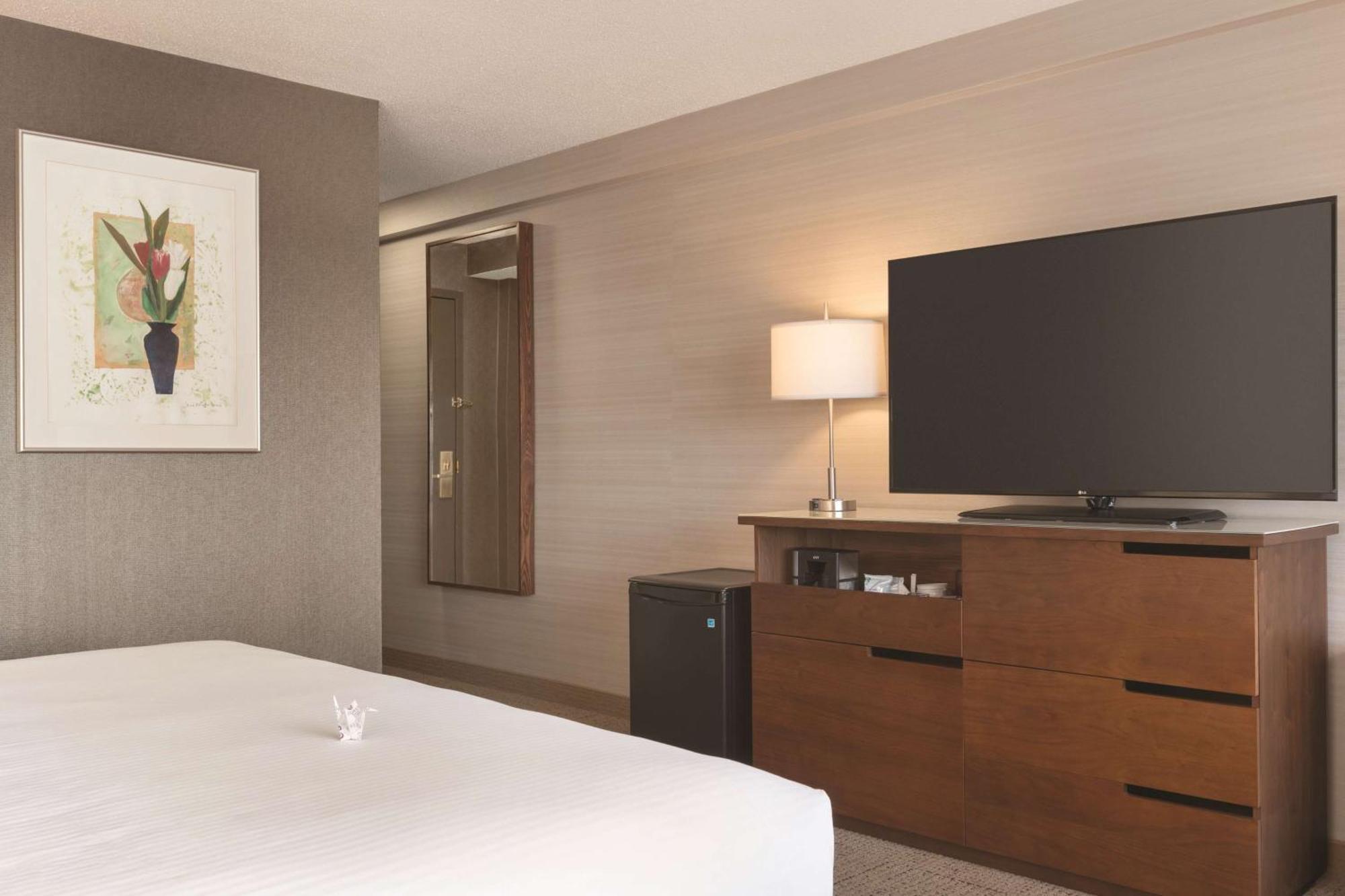 Coast Edmonton Plaza Hotel By Apa Bagian luar foto