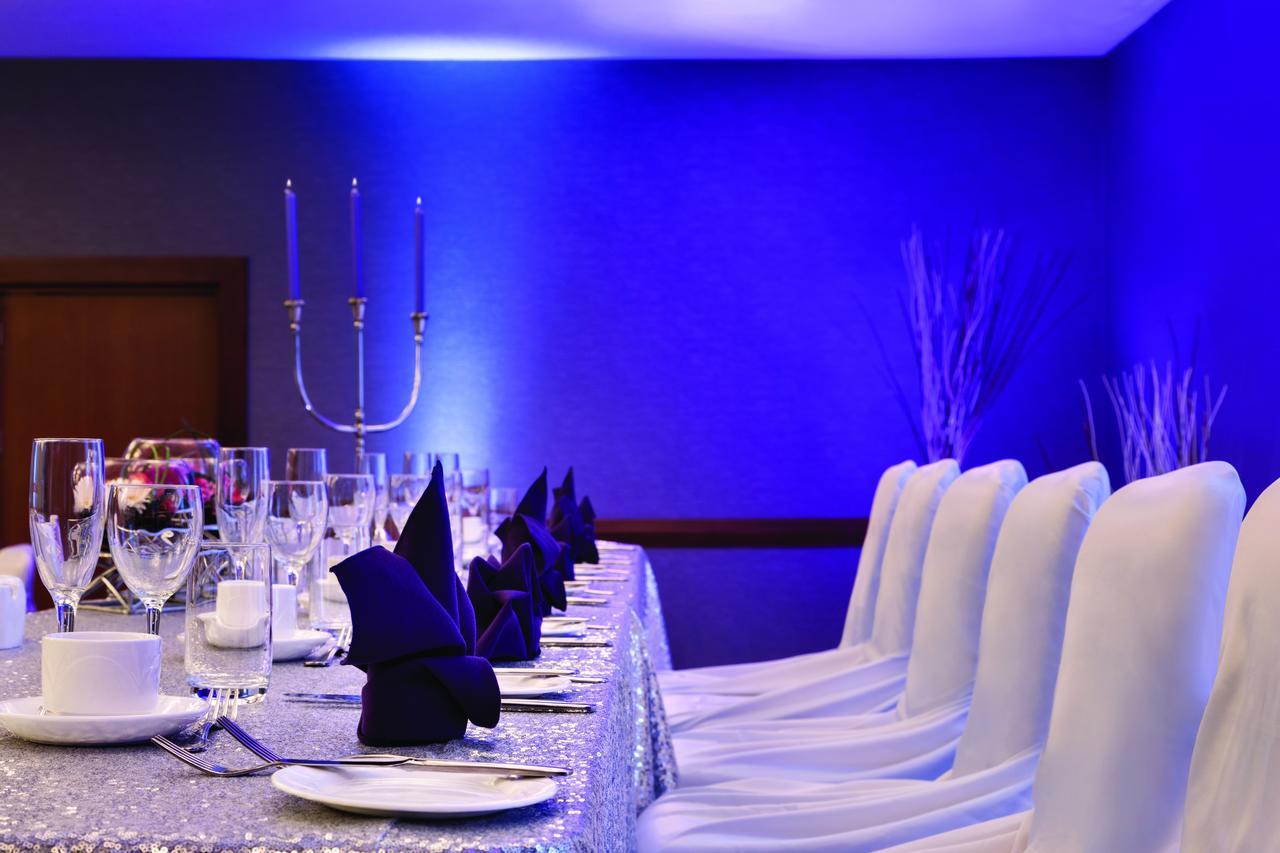 Coast Edmonton Plaza Hotel By Apa Bagian luar foto