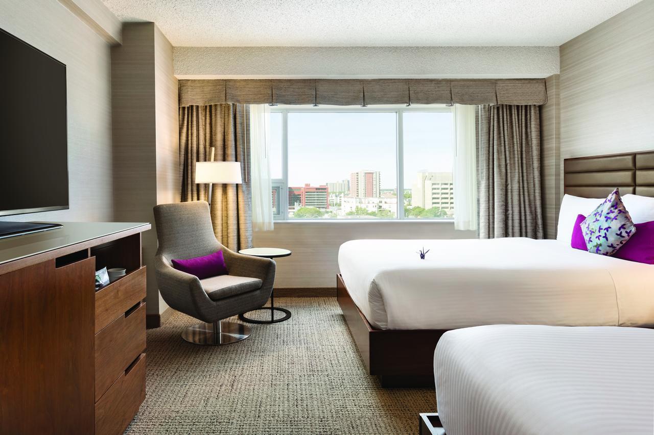 Coast Edmonton Plaza Hotel By Apa Bagian luar foto