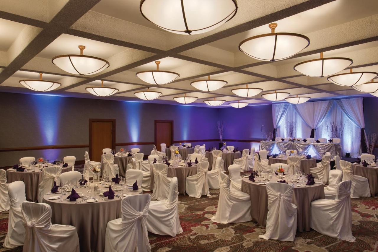 Coast Edmonton Plaza Hotel By Apa Bagian luar foto
