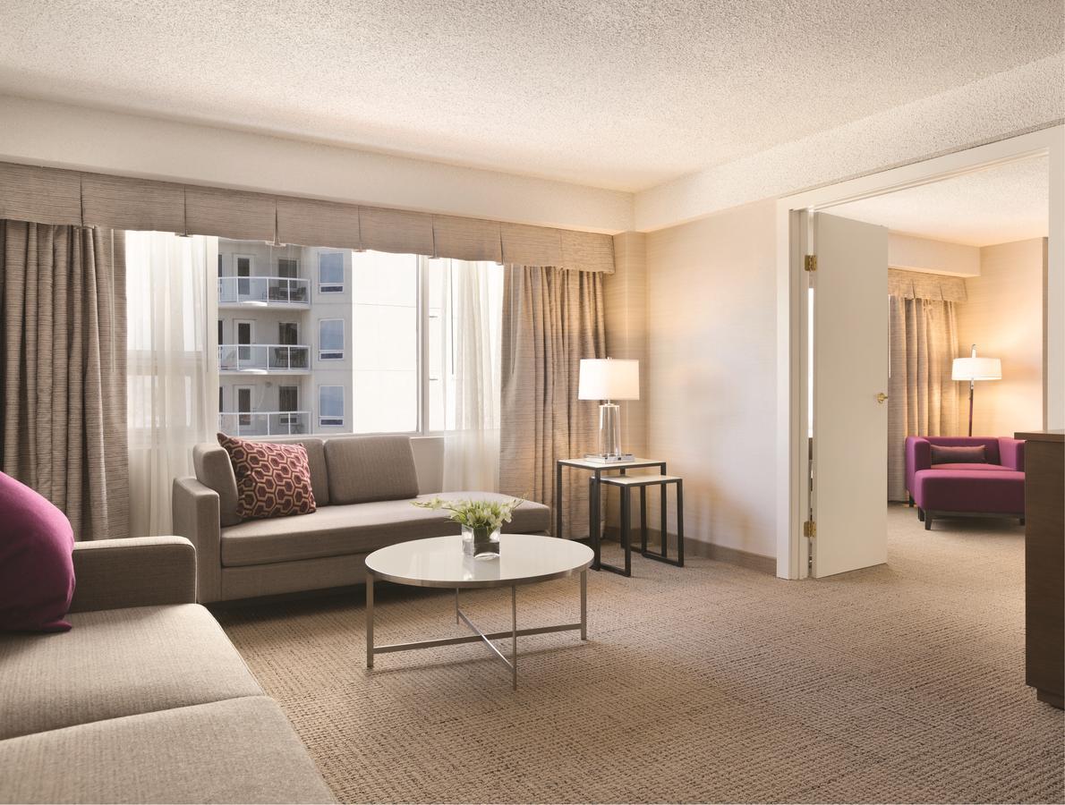 Coast Edmonton Plaza Hotel By Apa Bagian luar foto