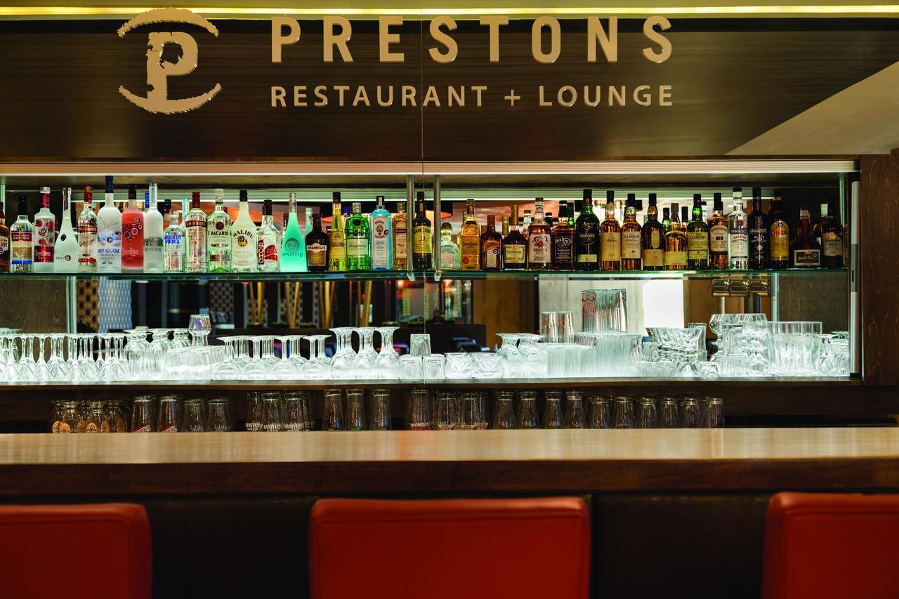 Coast Edmonton Plaza Hotel By Apa Bagian luar foto