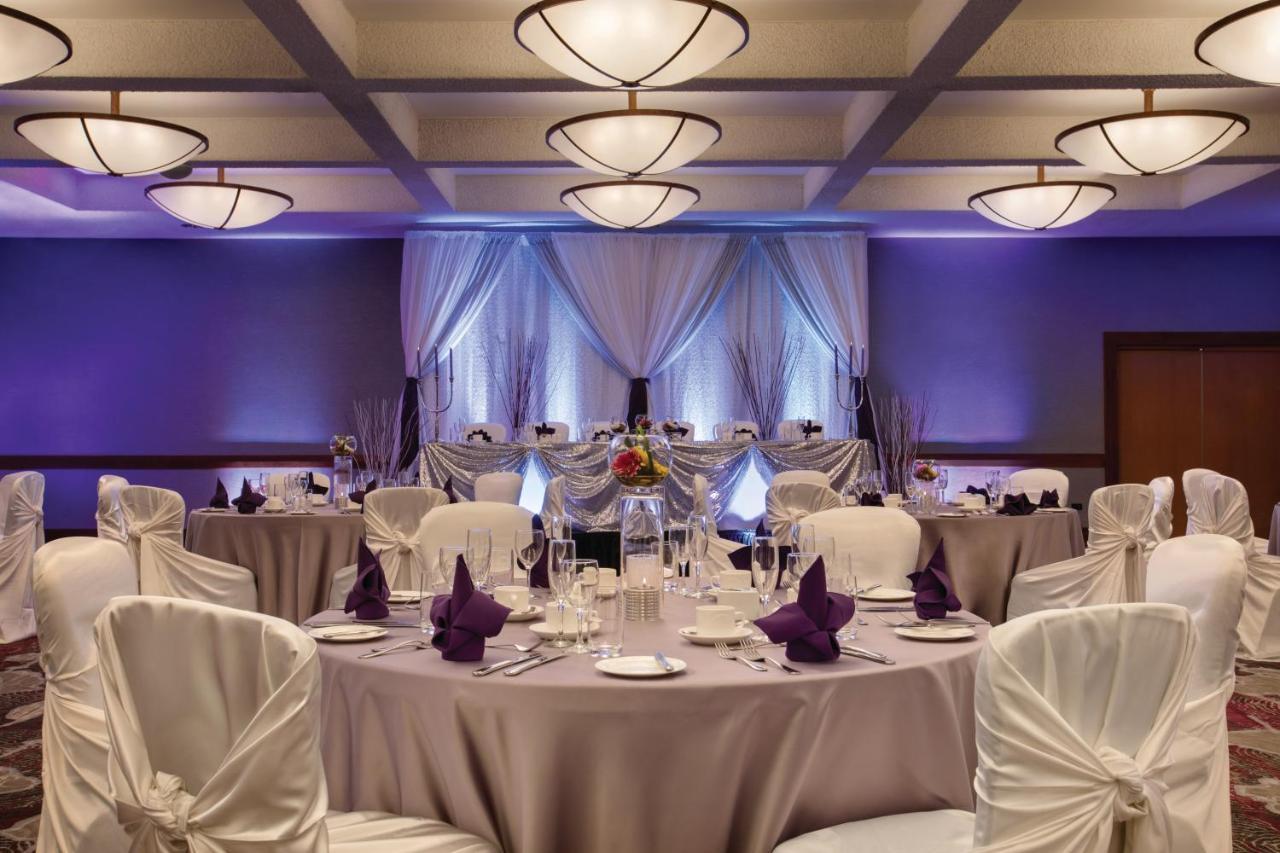 Coast Edmonton Plaza Hotel By Apa Bagian luar foto