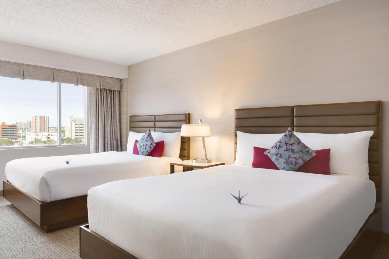 Coast Edmonton Plaza Hotel By Apa Bagian luar foto