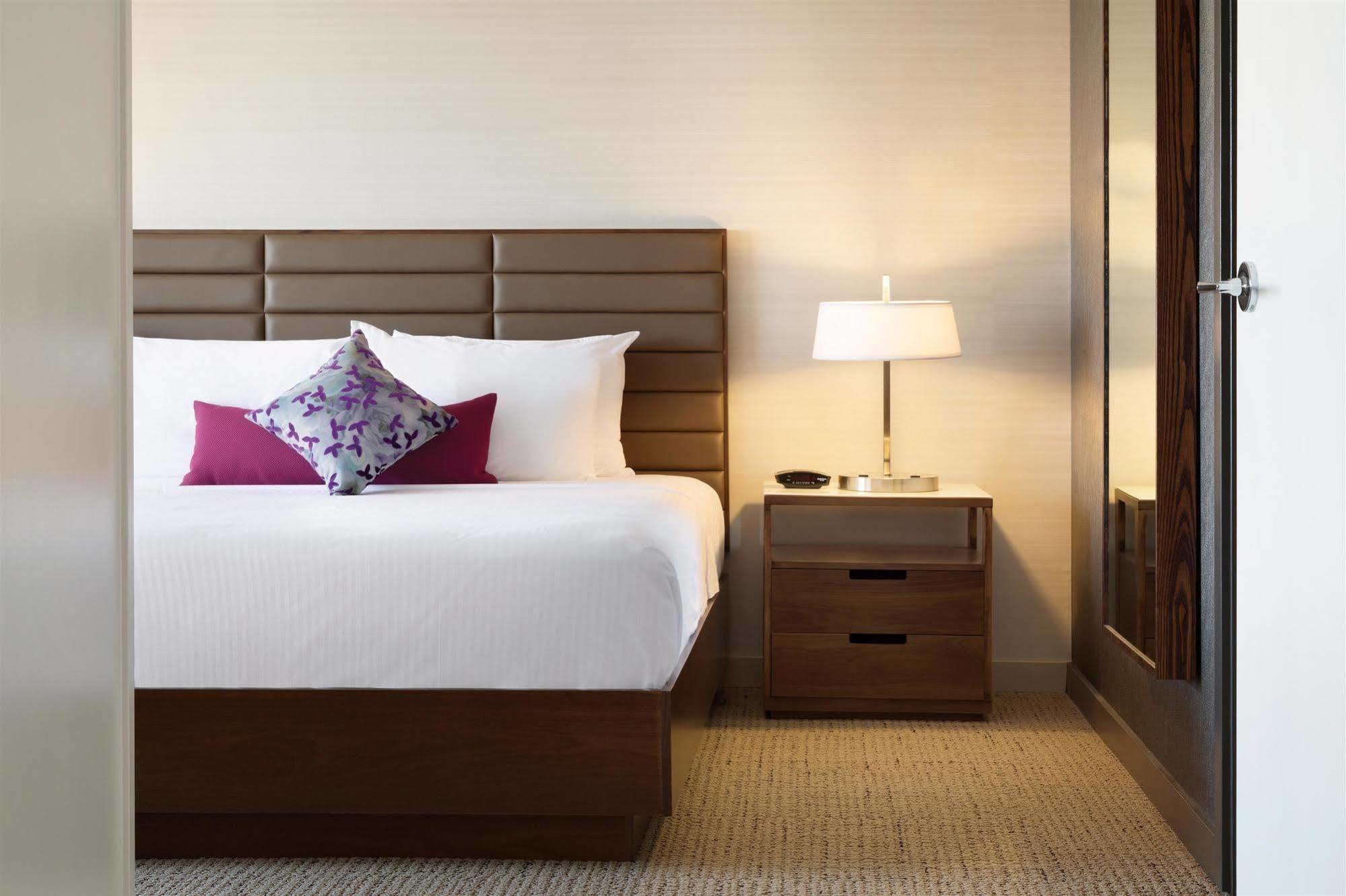 Coast Edmonton Plaza Hotel By Apa Bagian luar foto