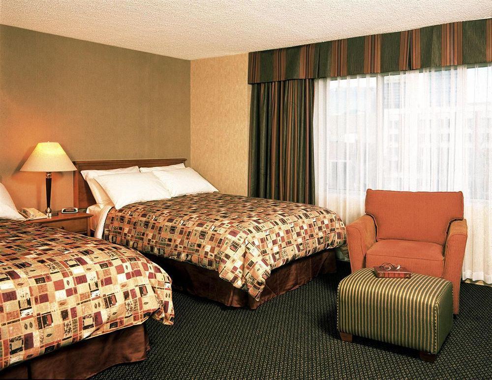 Coast Edmonton Plaza Hotel By Apa Bagian luar foto